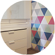 Vista de la pared pintada con triángulos multicolores del vertedero esta lleno de Picassos